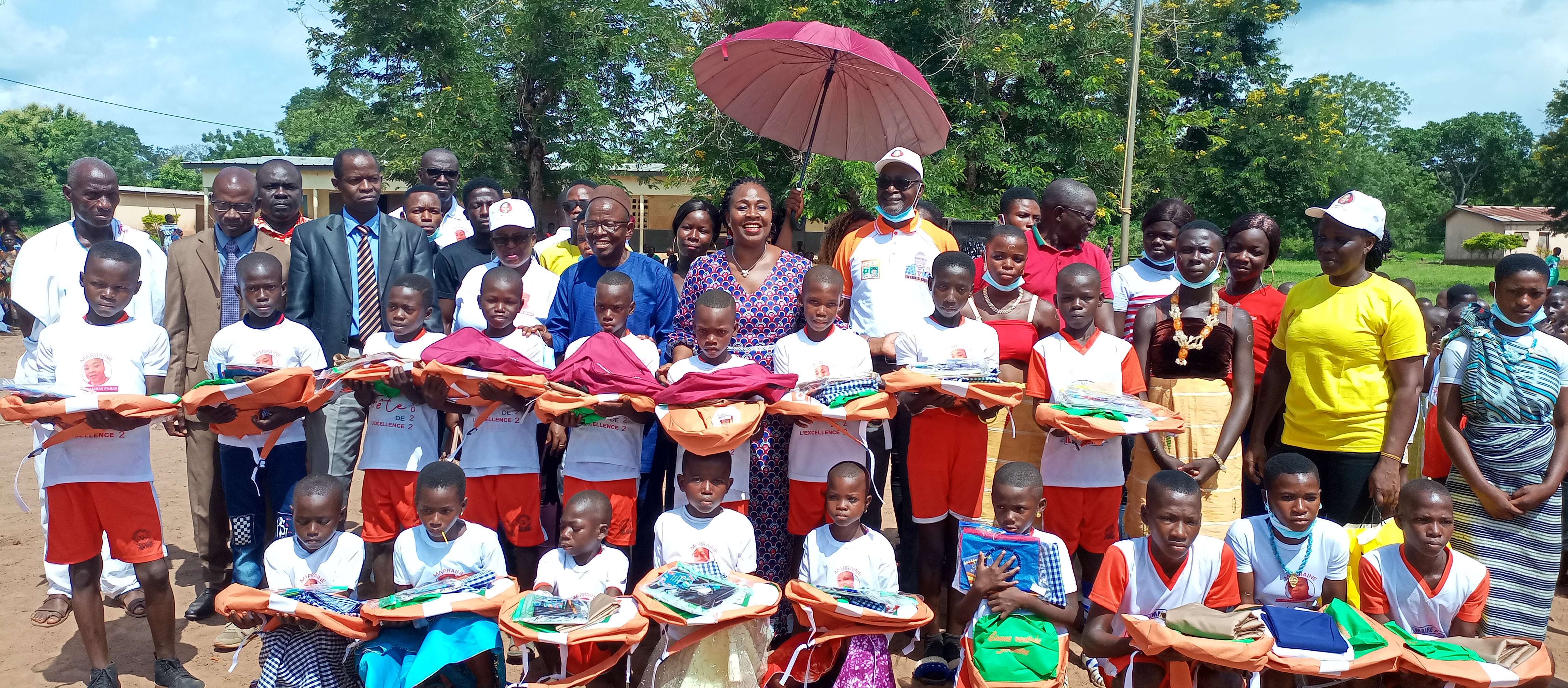 BOTRO/ Promotion de l'Excellence en milieu scolaire : Une conseillère du Ministre Amédée Kouakou ''gâte ''les meilleurs élèves d'un village