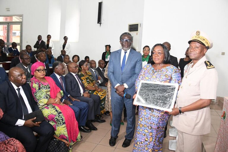 Modernisation de l’administration : Anne Ouloto remet 55 bornes tactiles et des lettres de mission aux cellules focales de l’OSEP