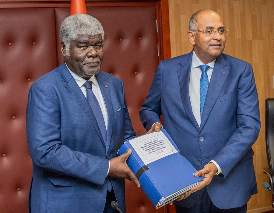 Passation de charges : le nouveau Premier Ministre Robert Beugré Mambé déterminé à continuer l'œuvre  de son prédécesseur au bénéfice du développement du pays