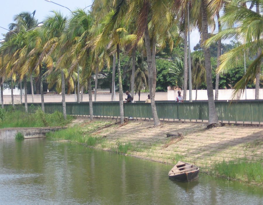 Yamoussoukro : un homme tente de se jeter dans le lac aux caïmans